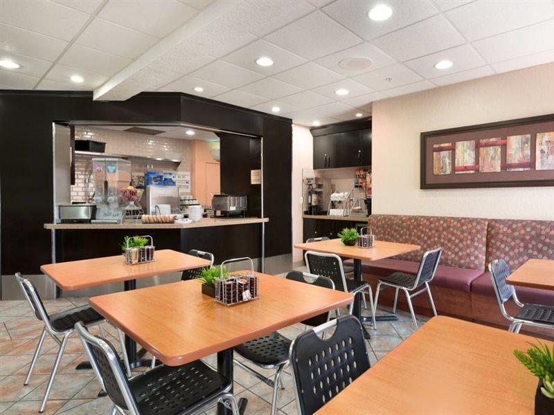 Super 8 By Wyndham Calgary Shawnessy Area Hotel Exterior photo