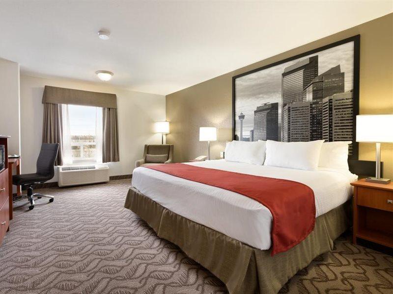 Super 8 By Wyndham Calgary Shawnessy Area Hotel Exterior photo