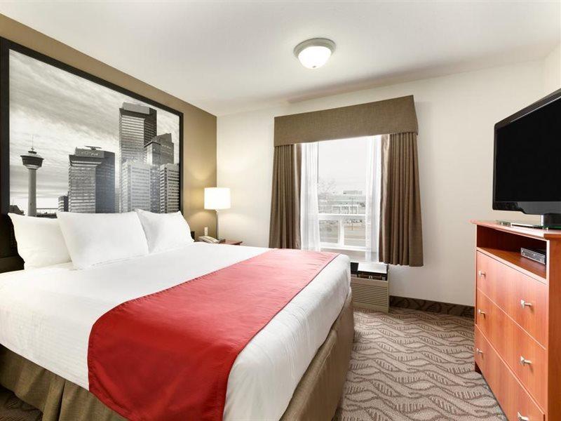 Super 8 By Wyndham Calgary Shawnessy Area Hotel Exterior photo