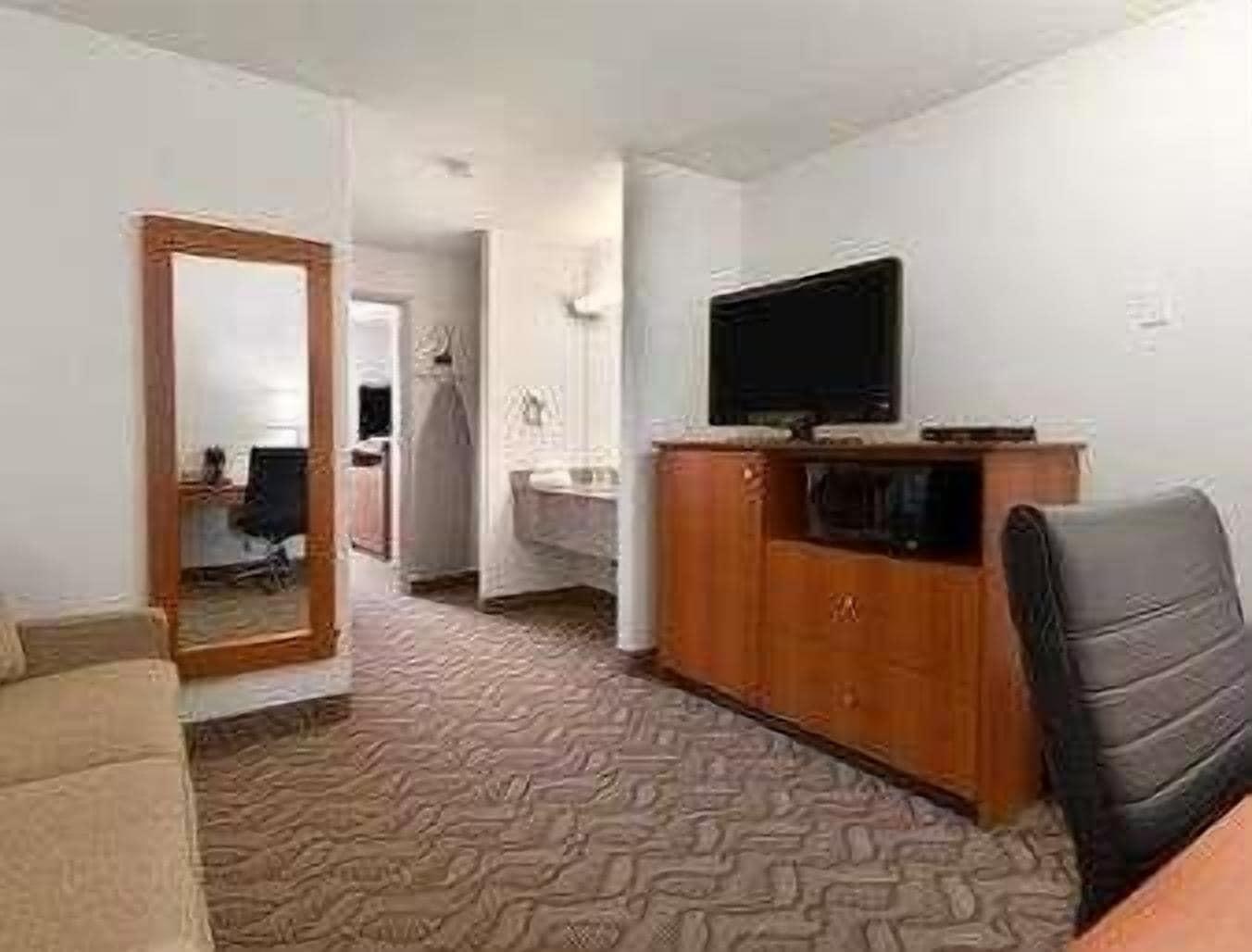 Super 8 By Wyndham Calgary Shawnessy Area Hotel Exterior photo