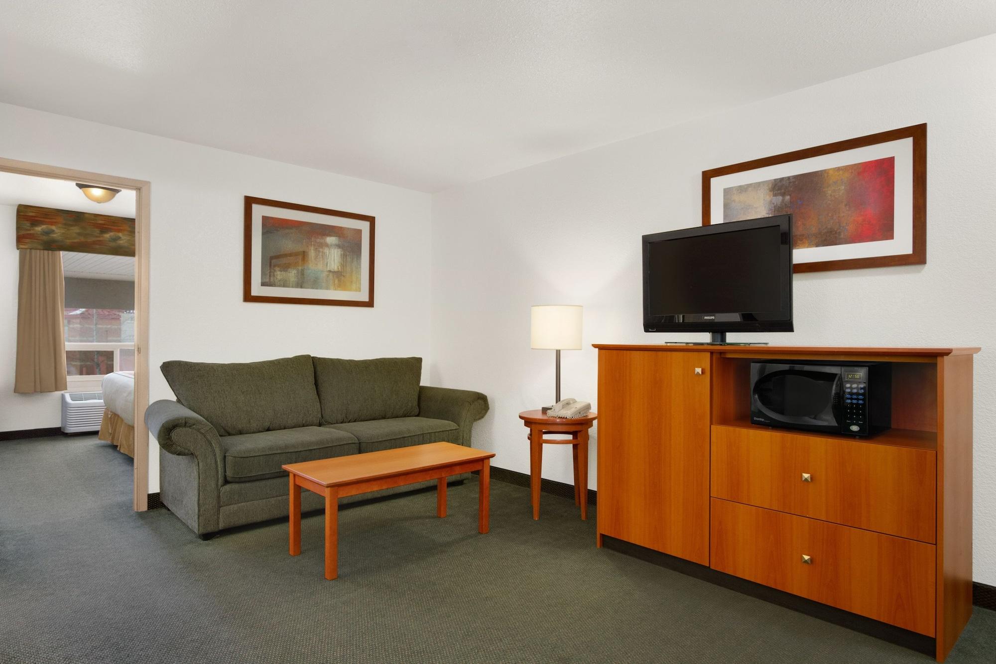 Super 8 By Wyndham Calgary Shawnessy Area Hotel Exterior photo
